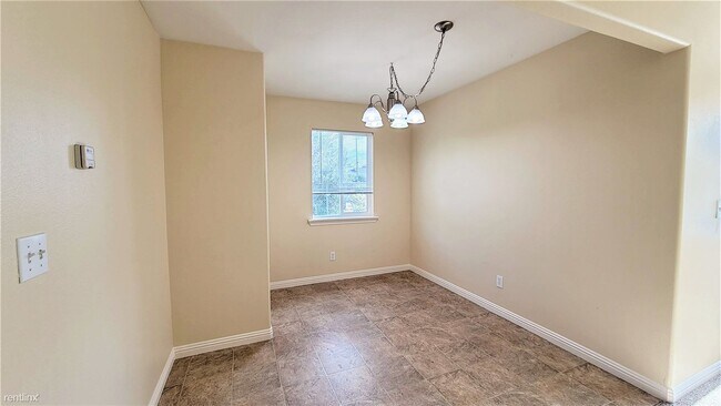 Building Photo - 2 br, 1 bath Duplex - 22695 Sonoma Street