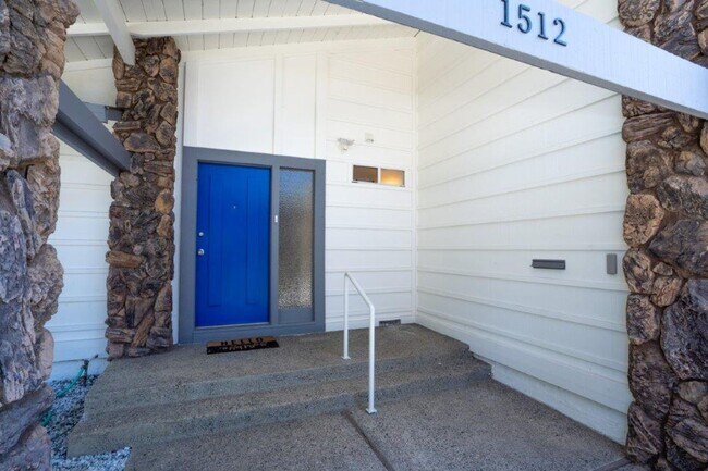 Building Photo - Desirable 3 Bedrooms, 2.5 Bathrooms, 2 Story North Napa Home with Vineyard Views in Springwood De...