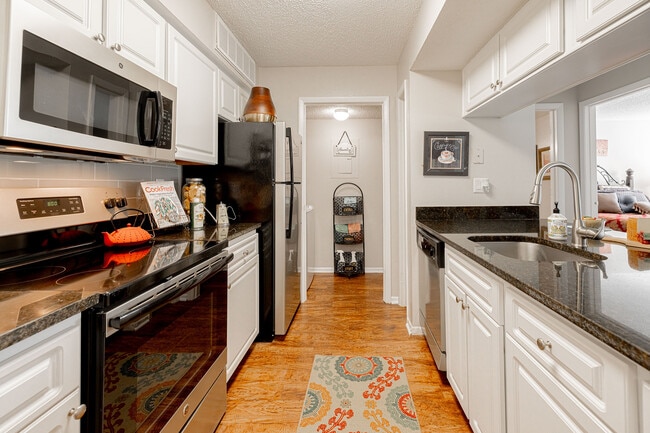 012_Palermo_1B_1310_0925_S - The Park at Palermo Apartments