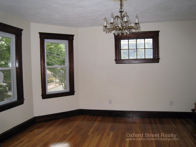 Building Photo - 154 Raymond St