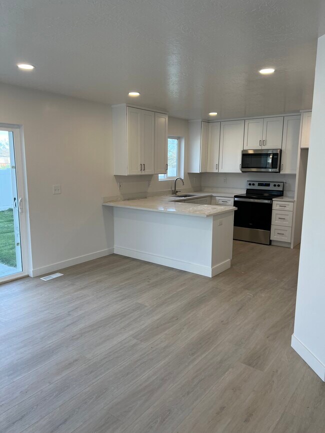 Building Photo - 984 N 500 W