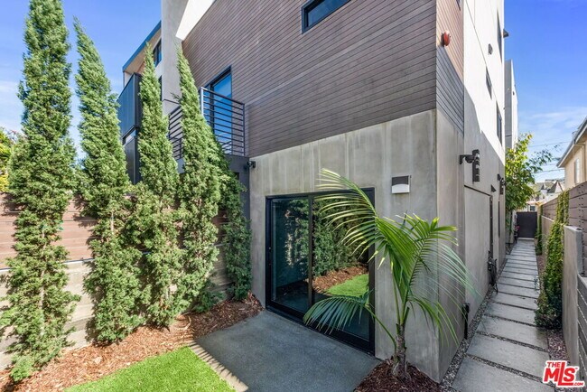 Building Photo - 454 S Venice Blvd