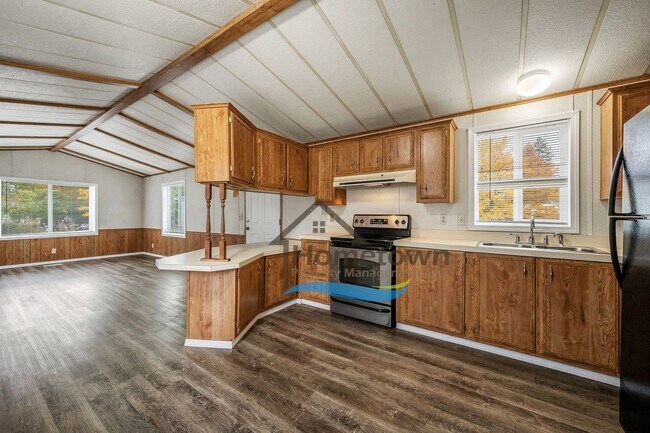 Building Photo - 2 Bedroom 1 Bath Home with Off-Street Park...