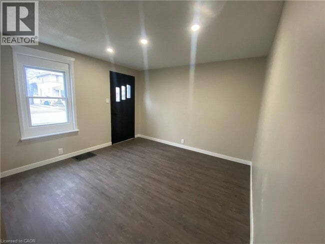 Building Photo - 26 Dacotah St