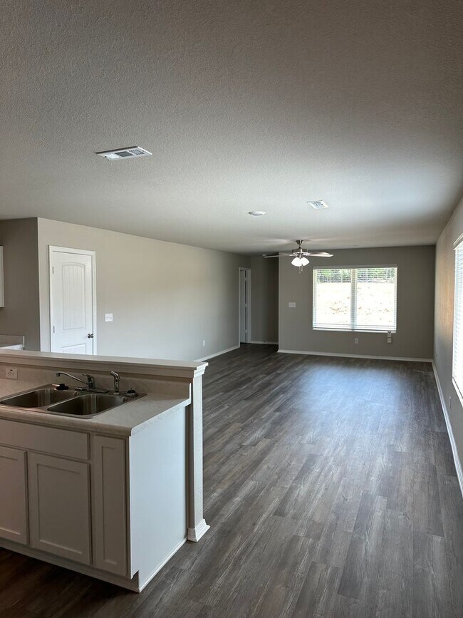 Building Photo - *Pre-leasing* NEWER Three Bedroom | Two Ba...