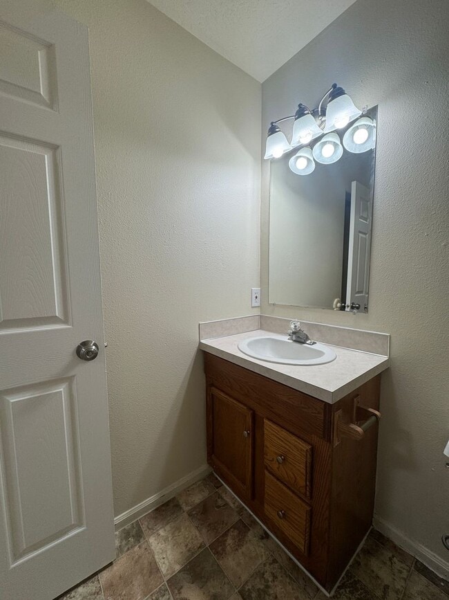 Building Photo - (SAM 15) 3 bedroom and 1.5 Bathroom duplex