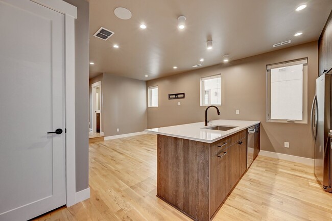Building Photo - Welcome to this charming 2-bedroom, 2.5-ba...