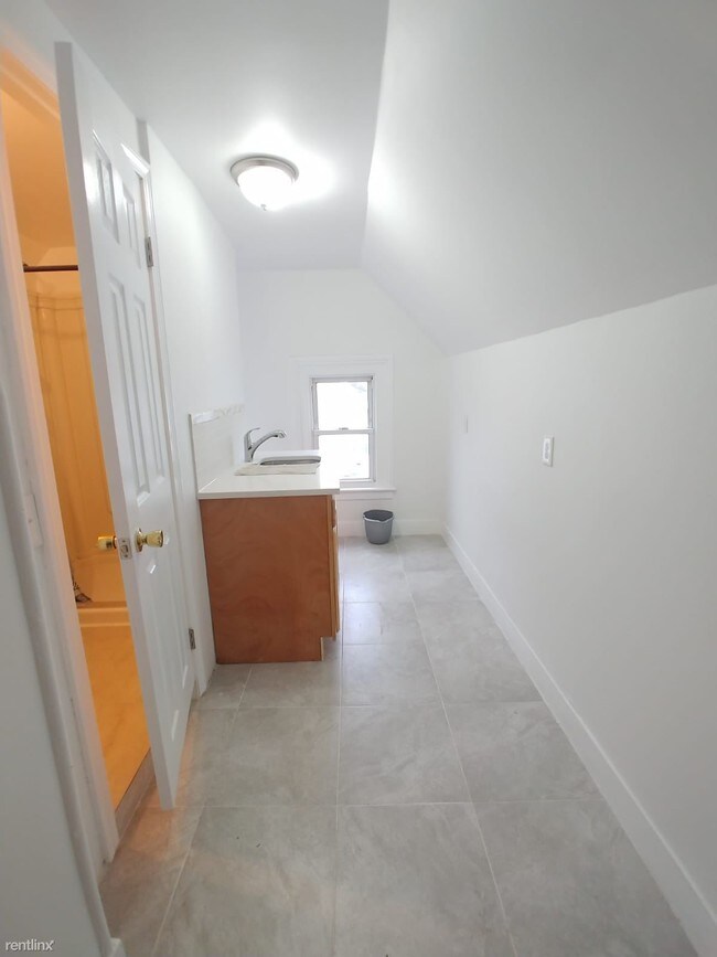 Foto del edificio - 4 br, 2 bath  - 287 Lloyd St Fl 2