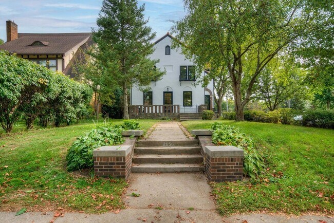 Foto del edificio - 2056 Summit Ave