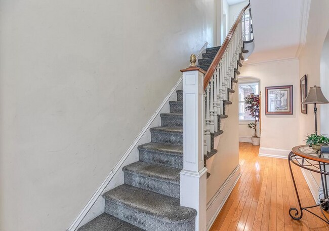 Building Photo - Bright Two Bedroom Apartment in Spring Gar...