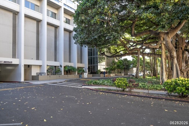 Building Photo - 2 Bd/2 Ba/1 Parking Condo in Banyan Tree Plaza, Honolulu