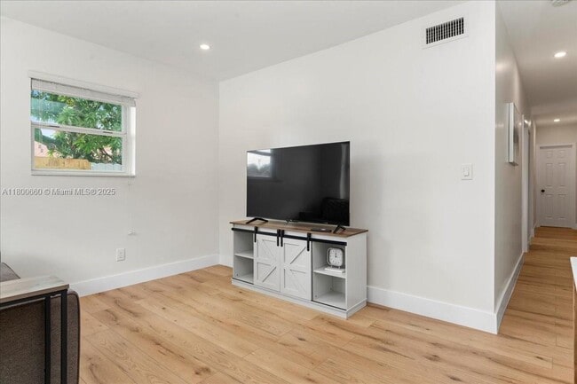 Building Photo - 6532 SW 59th Ct