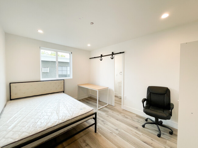 Building Photo - 1256 W 37th St