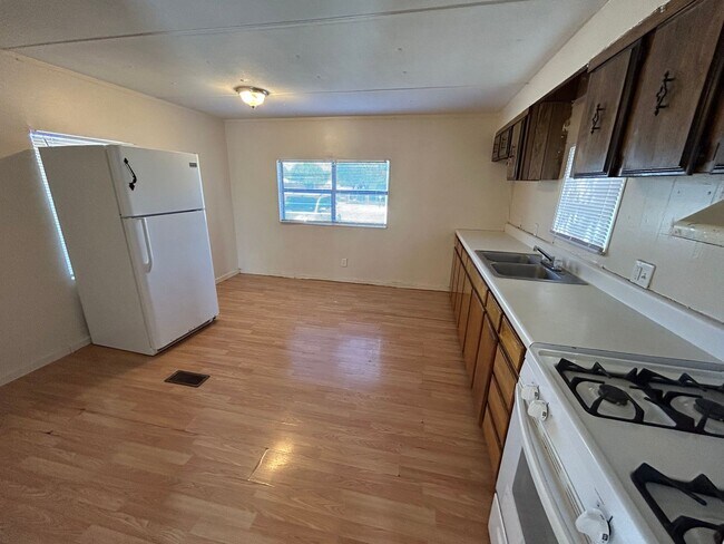 Building Photo - 2 bedroom 1 bath home with a storage shed!