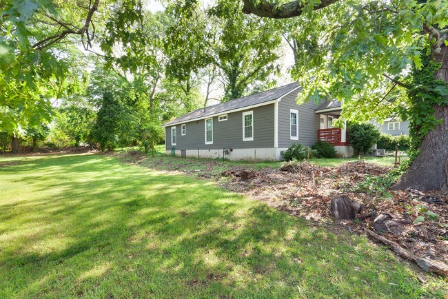 Foto del edificio - Updated 3bd/2ba Ranch Blocks From Downtown...