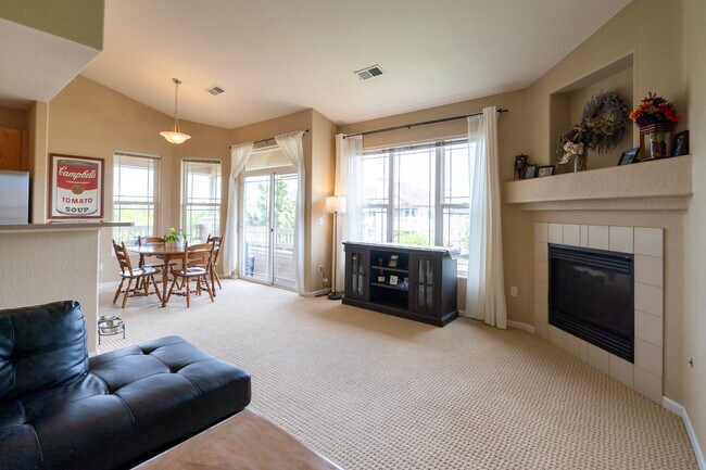Amplio espacio habitable - 8445 S Holland Way
