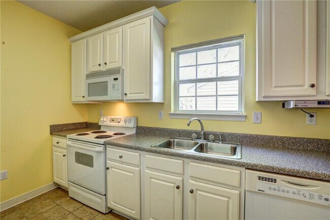 Building Photo - 4700 Twin Hickory Lake Dr