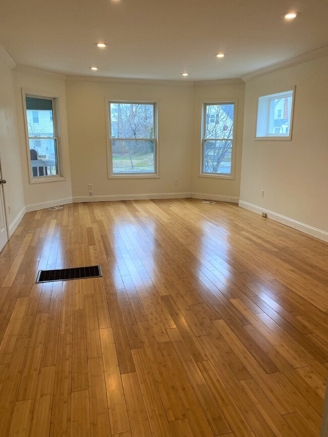 Building Photo - Modern and Spacious 2-Bedroom Rental in Wo...