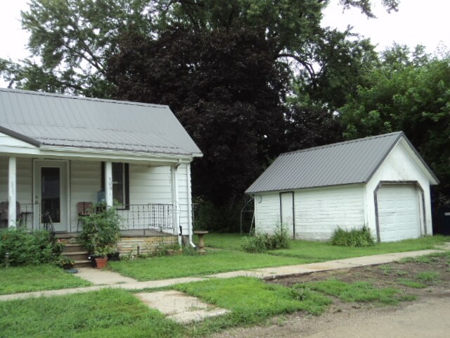 Building Photo - 304 4th St