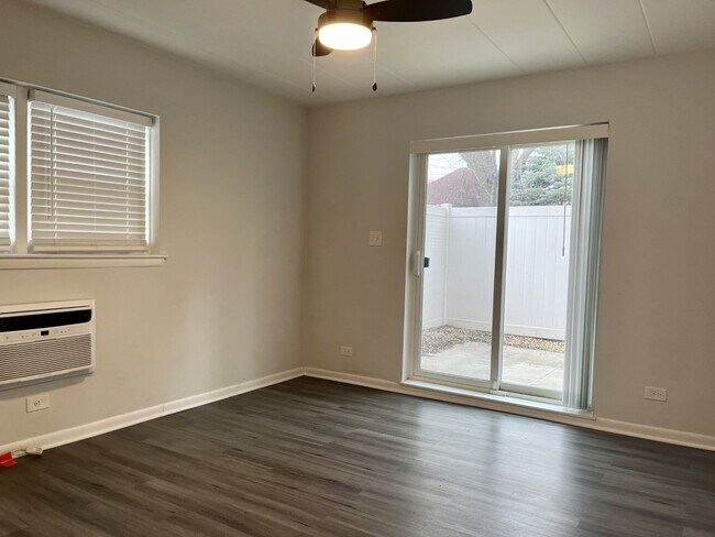 Foto del edificio - Great Three bed Two bath apartment right near downtown La Grange - Private Patio