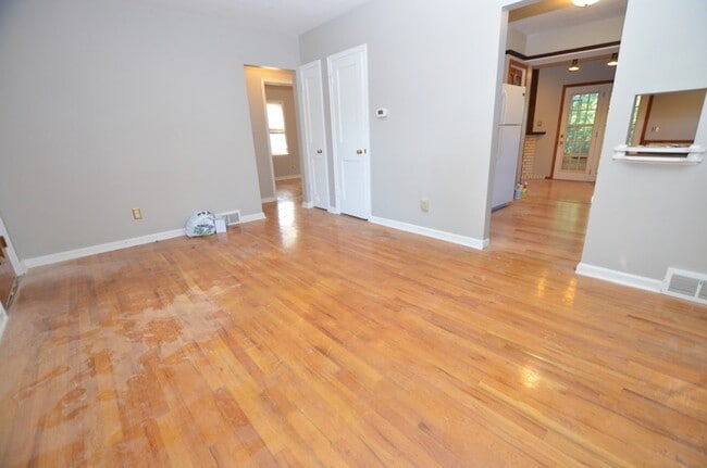 Building Photo - Cute Merle Hay Home!