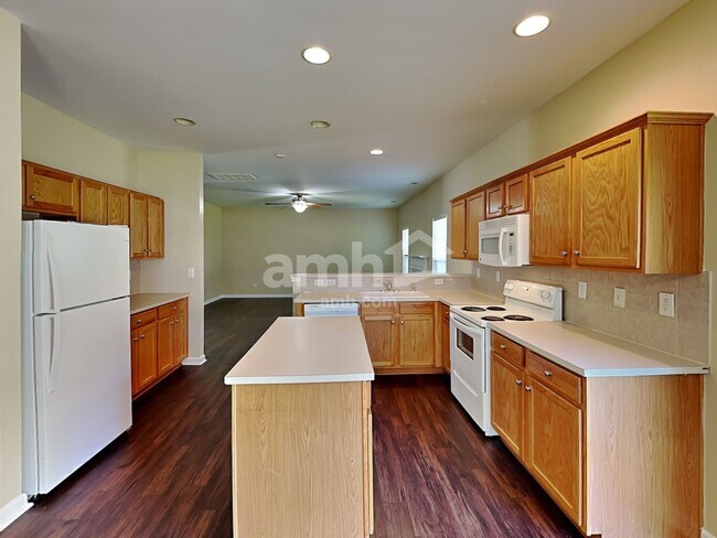 Building Photo - 138 Edgington St