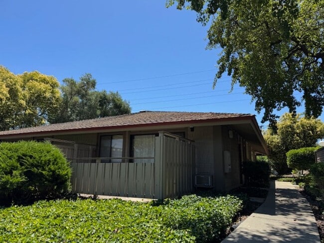 Building Photo - 1 bedroom end unit-New plank flooring thro...