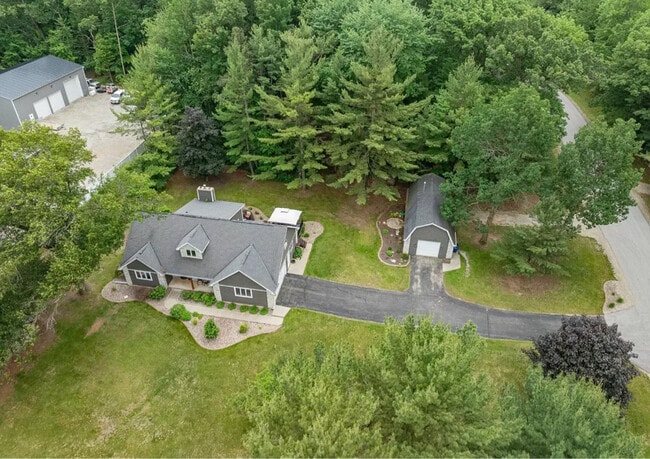 Building Photo - 2870 Brook Hills Dr