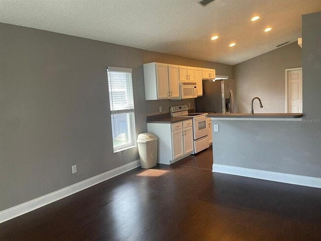 Building Photo - 308 Halstead Dr