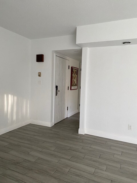 Entrada - 830 Pinewood Ct