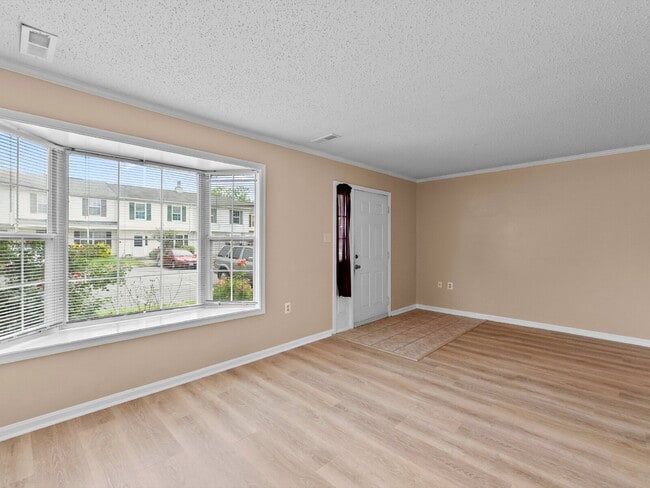 Building Photo - 2178 Mager Dr
