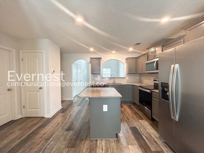 Building Photo - 3 Bed/3 Bath Townhome with Garage / Available Now!