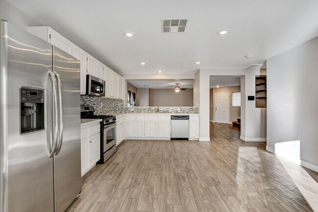 Foto del edificio - Totally Updated Solar Powered 4 Bedroom! Bedroom and Bath Downstairs!