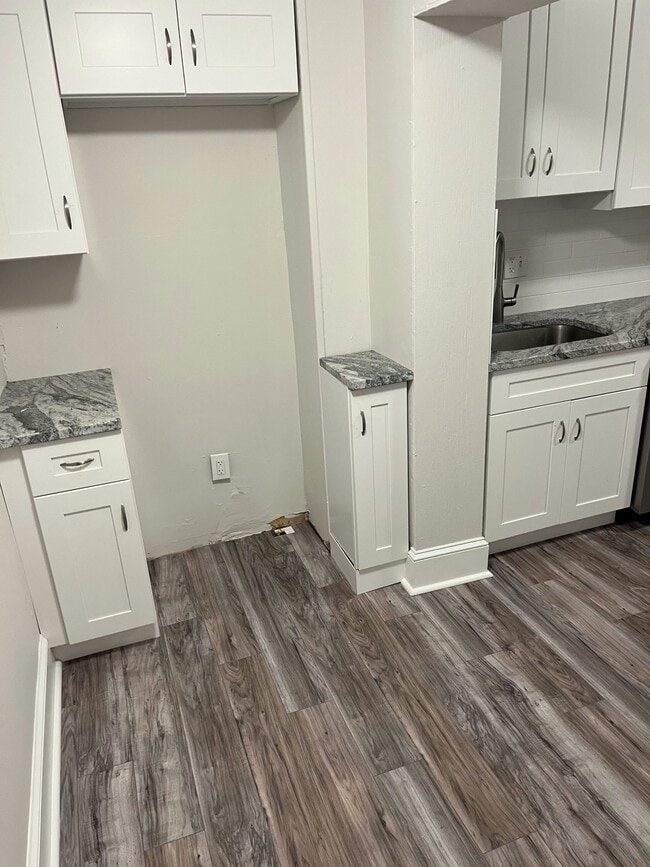 Building Photo - 644 W Russell St