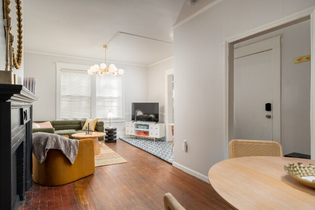 Foto del edificio - 1504 W Friendly Ave