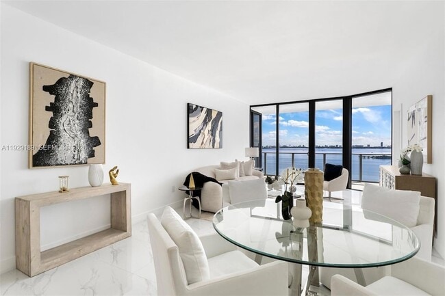 Foto del edificio - 700 NE 24th St