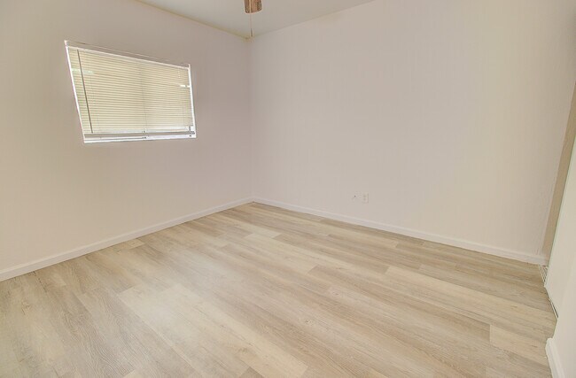 Foto del edificio - 1130 E 6th St