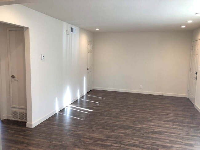 Foto del edificio - 465 Calderon Avenue, Unit 24