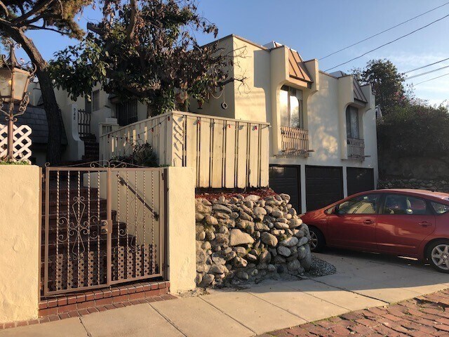 Building Photo - 950 Arroyo Dr