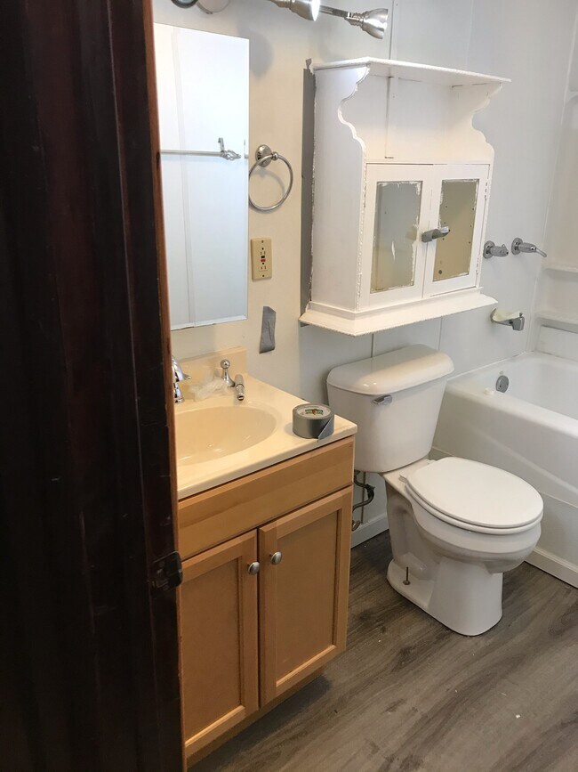 bathroom - 2102 Belmont Ave