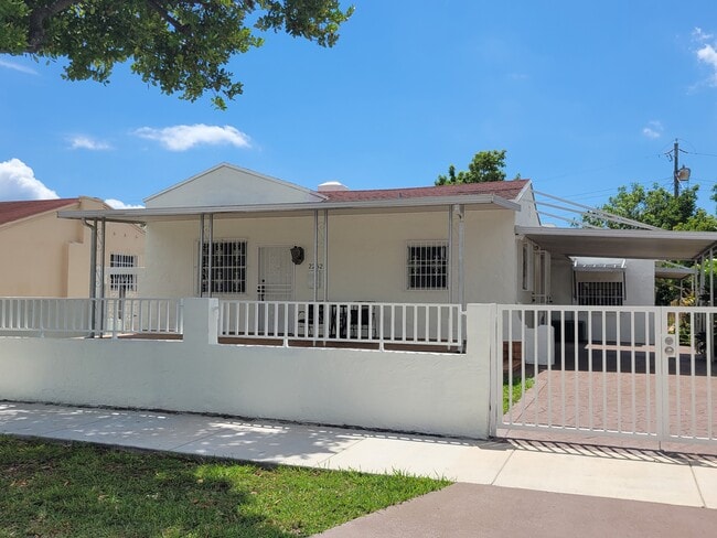 Building Photo - 2252 SW 10th St