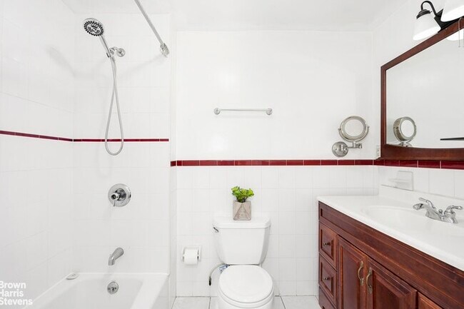 Building Photo - Spacious Garden apt. w/Yard & Office