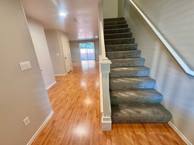 Foto del edificio - EZ living, Private Townhome setting Central Vancouver
