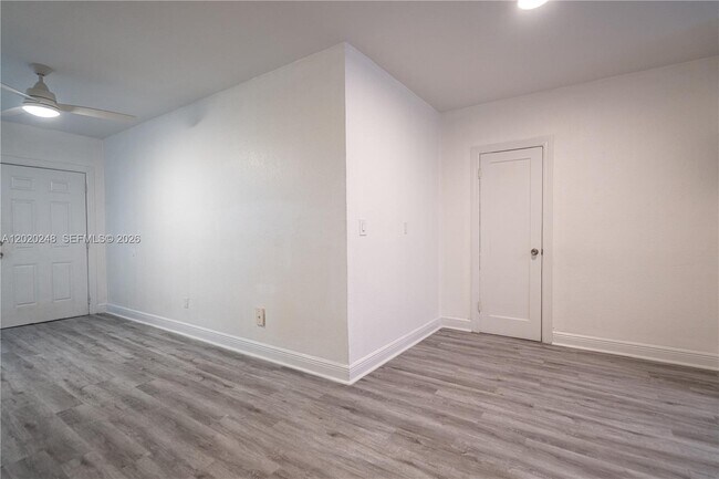 Foto del edificio - 7325 Carlyle Ave