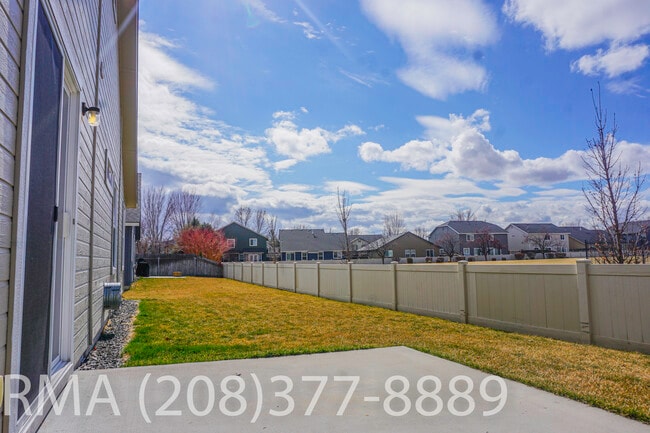 Building Photo - 6027 N Silver Maple Ave