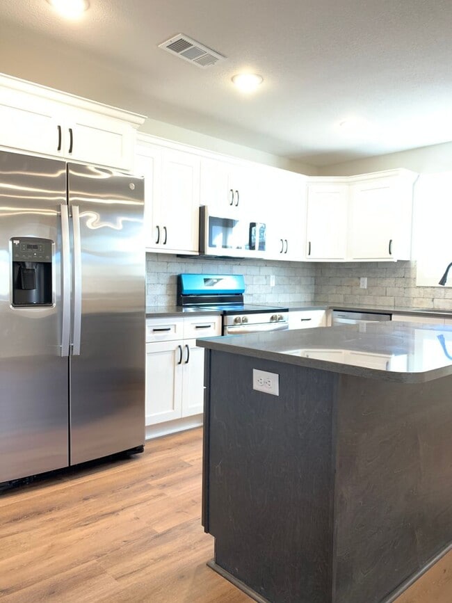 Building Photo - 2 Bed/1 Bath: Walk to International Studie...