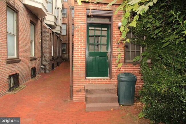 Building Photo - 1738-42 Green St