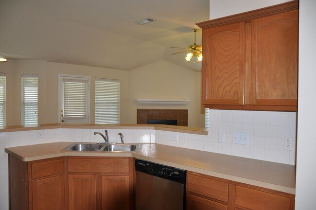 Foto del edificio - 3 Bedroom 2 Bath with Study in Kyle