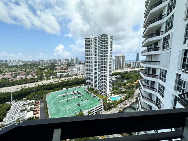 Foto del edificio - 3530 Mystic Pointe Dr