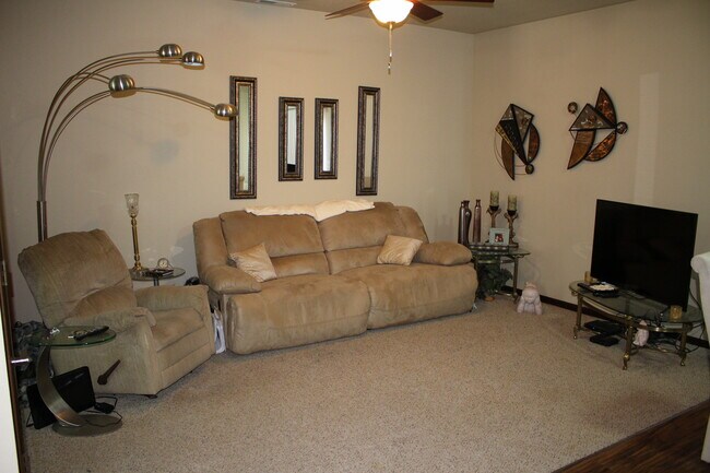 Building Photo - 3730 Ravenwood Cir